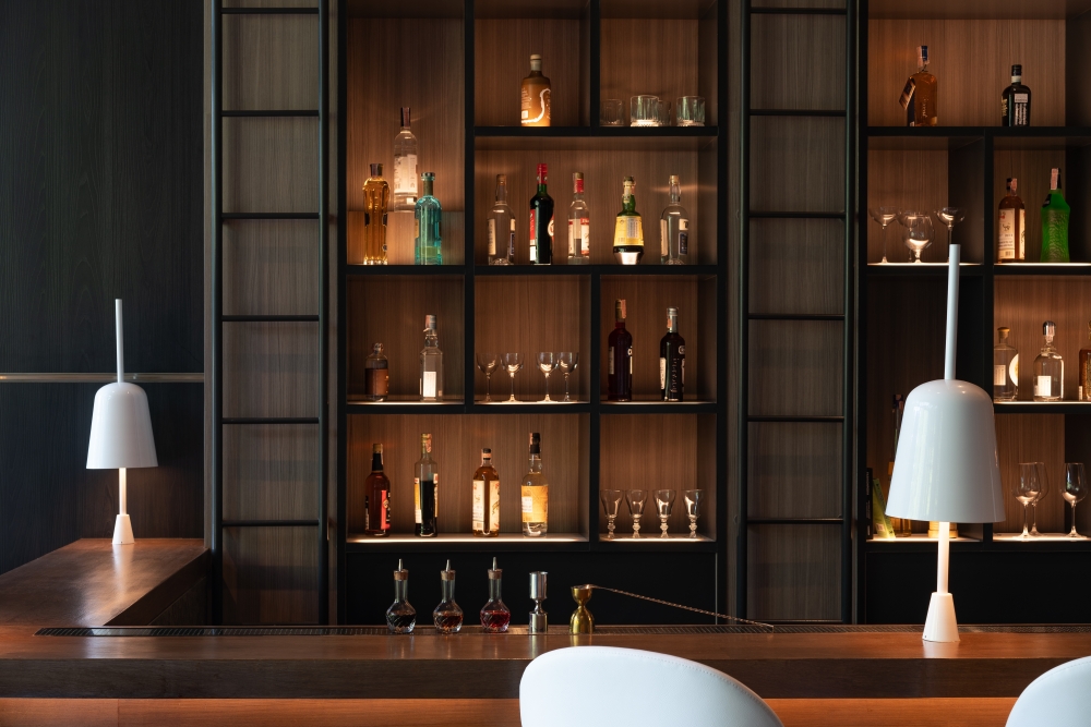 吧檯後面嘅酒架更可稱為「烈酒圖書館」,上面放滿從世界各地搜集返嚟嘅稀有烈酒