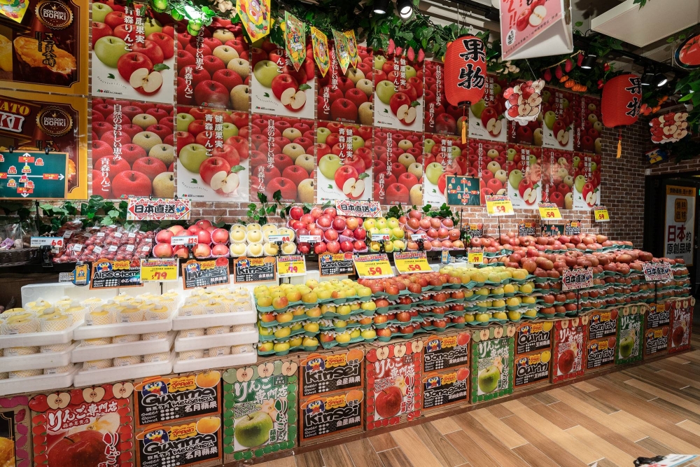 二樓係超市,有新鮮蔬菜、生果、肉類、海鮮、熟食等