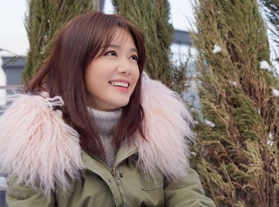 湯洛雯早前都有同金世正一樣留過空氣瀏海，而且兩個人都眼大大，笑起上嚟嗰陣嘅神韻真係幾似～