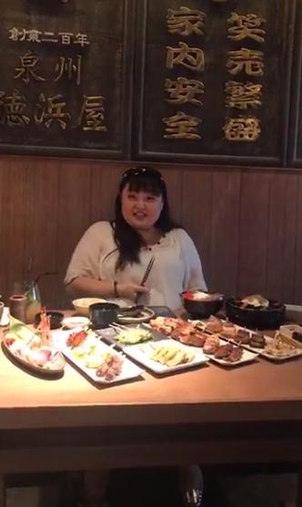 陳嘉佳曾到日本菜餐廳點5人份量菜式,挑戰做「大胃王」食晒所有美食,結果佢唔洗1個鐘已經成功將枱面上食物清晒