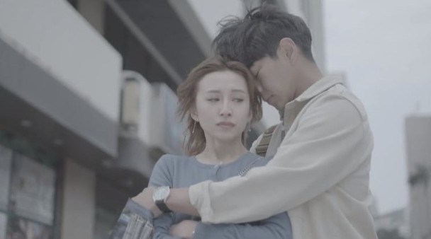 編導有意再以喺疫情下嘅香港為背景,以年青新一代喺依個環境下除咗更難上車外,仲要面對失業