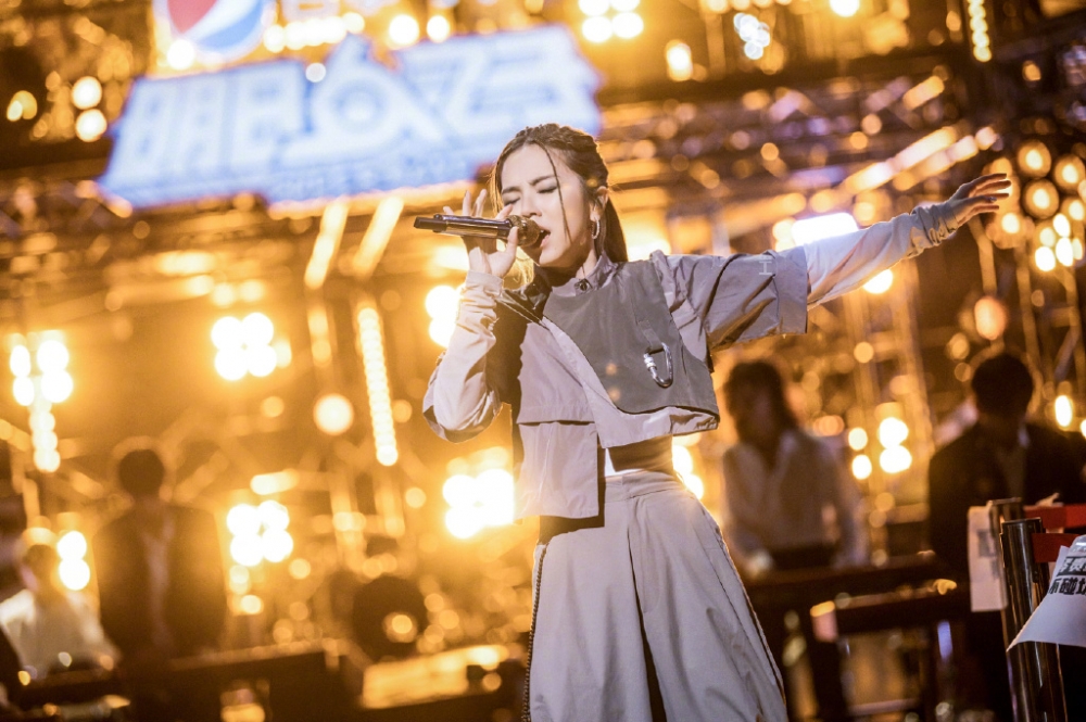 「金曲小天后」提示係「創作和唱功都讓人服氣,2020年有綜藝播出。」令人想到G.E.M.鄧紫棋。