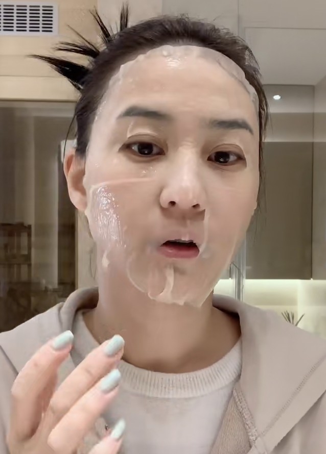 近日何超蓮喺小紅書推介護膚產品,一出場就敷住面膜打招呼,毫無包袱。