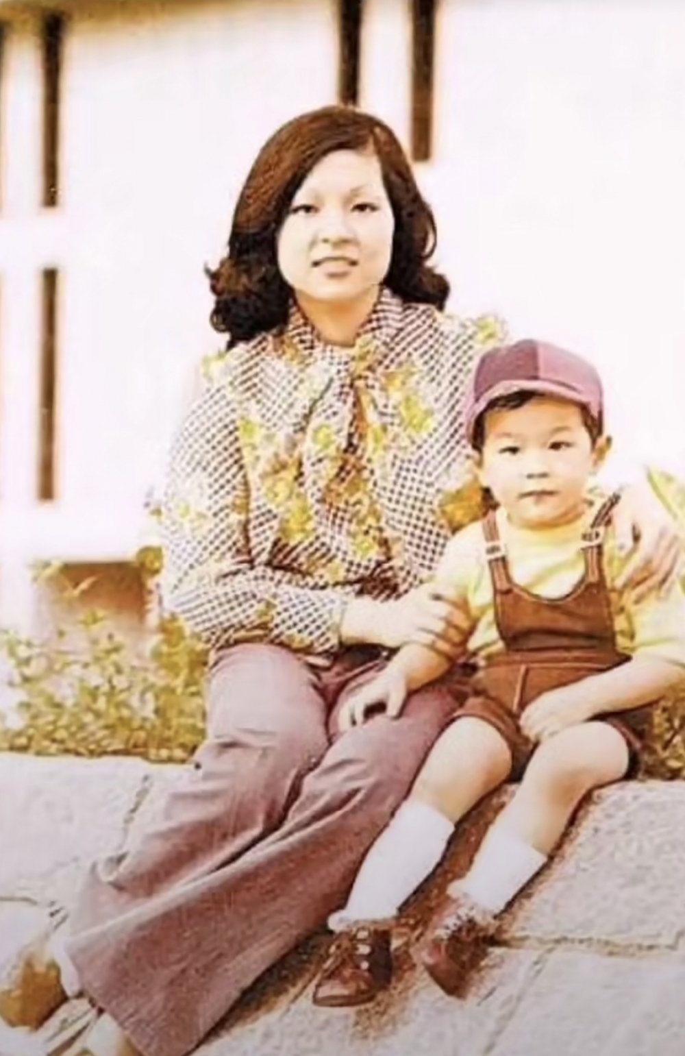 相中年輕時嘅媽媽樣貌標緻，更獲唔少網民讚賞。