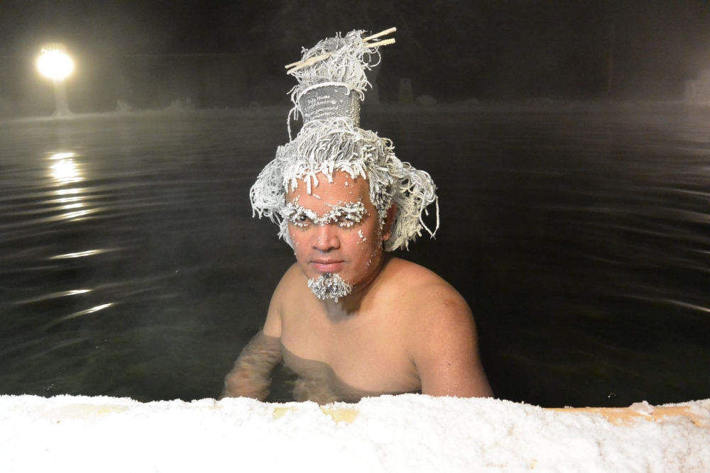 加拿大育空地區懷特霍斯嘅 Takhini Hot Pools 每年都會舉辦「冰凍髮藝大賽」