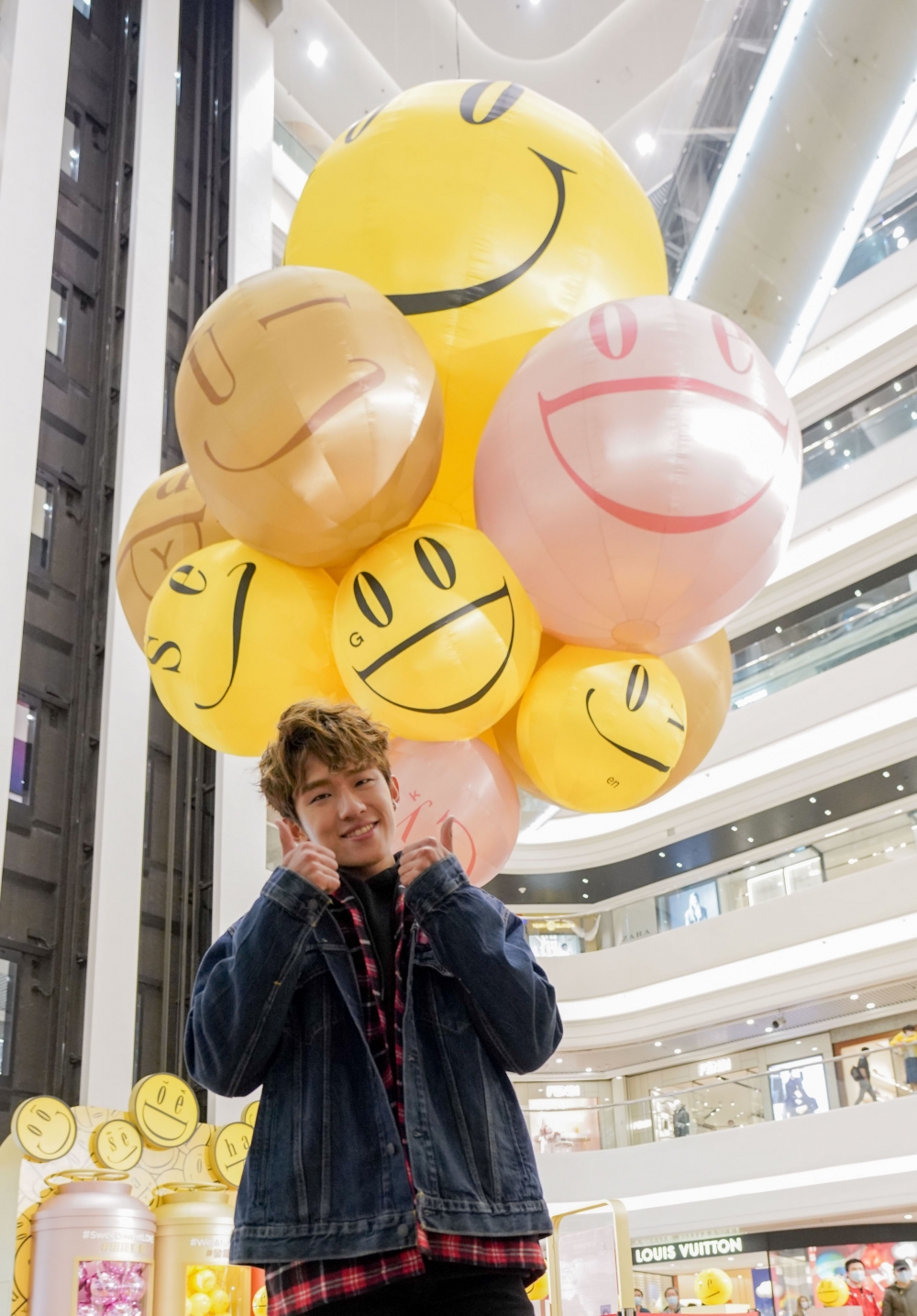 巨型 emograms 吊燈同 AnsonBean！