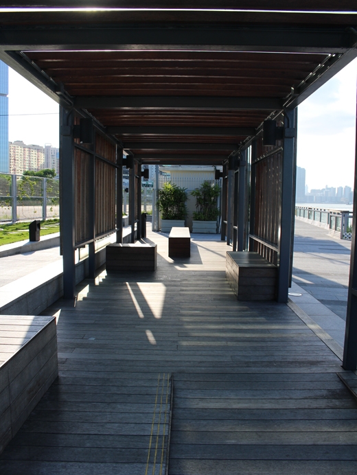 海濱長廊長約500米,面向維港,有超大寵物公園