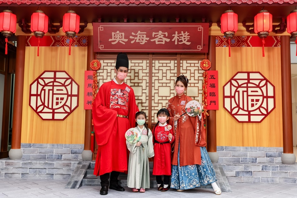 奧海城今年以4000呎古代街道場作主題,設有大紅花燈老街、小橋流水荷花池及桃花樹打卡位。