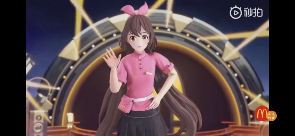 「開心姐姐」身穿粉紅色上衣、灰色短裙，紮住馬尾，就好似虛擬偶像咁。