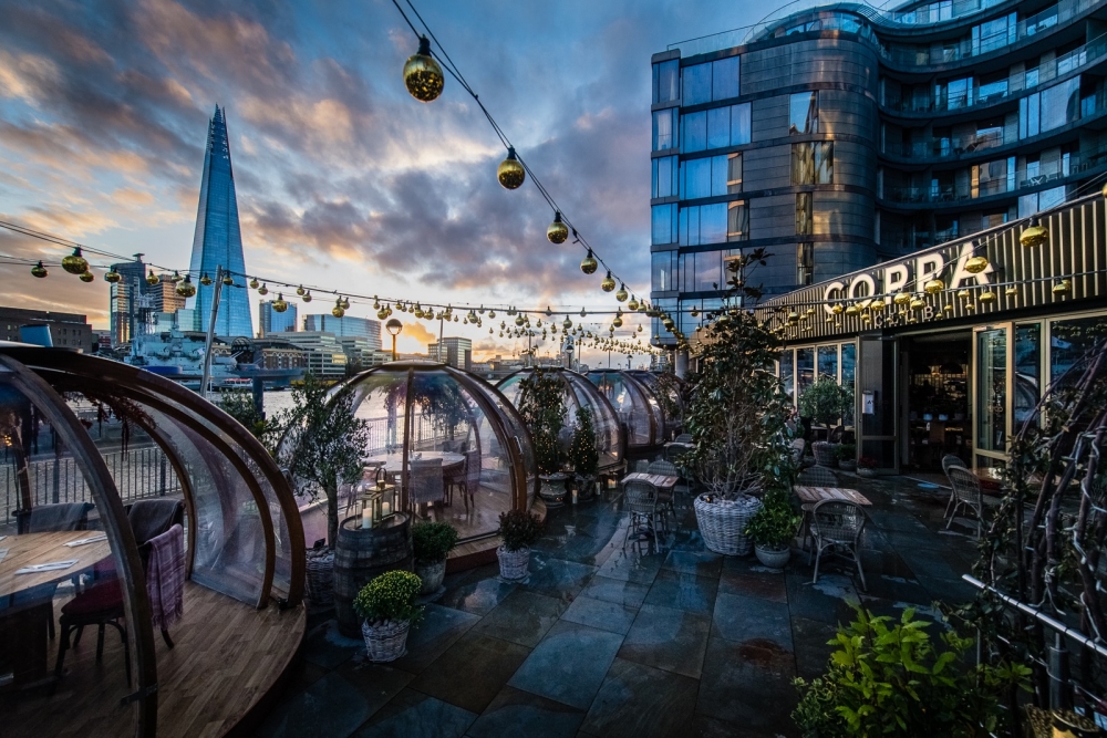 一共設置咗 8 個玻璃球