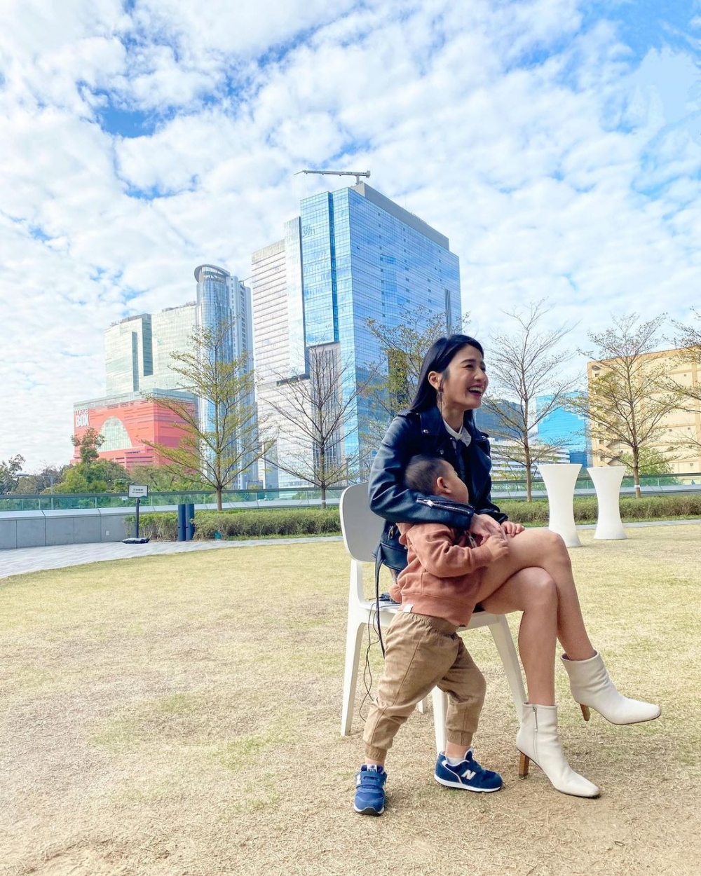 近日Coffee分享同仔仔嘅合照:「藍藍天空下,一邊擁抱工作一邊擁抱兒子😌」
