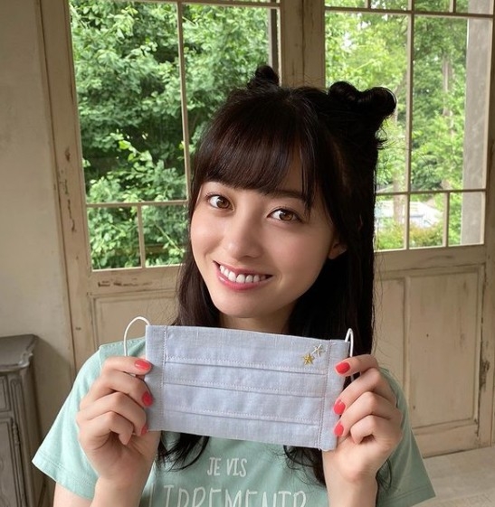 橋本環奈眼大大，皮膚白皙，長相甜美。