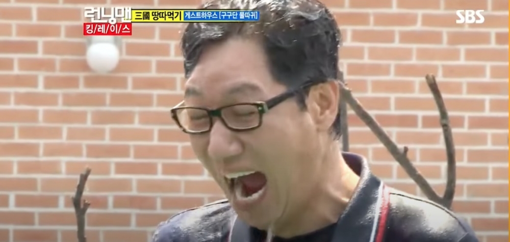 54 歲嘅池石鎮喺《RUNNING MAN》入面年紀最大,體力不如其他成員,玩遊戲經常輸。
