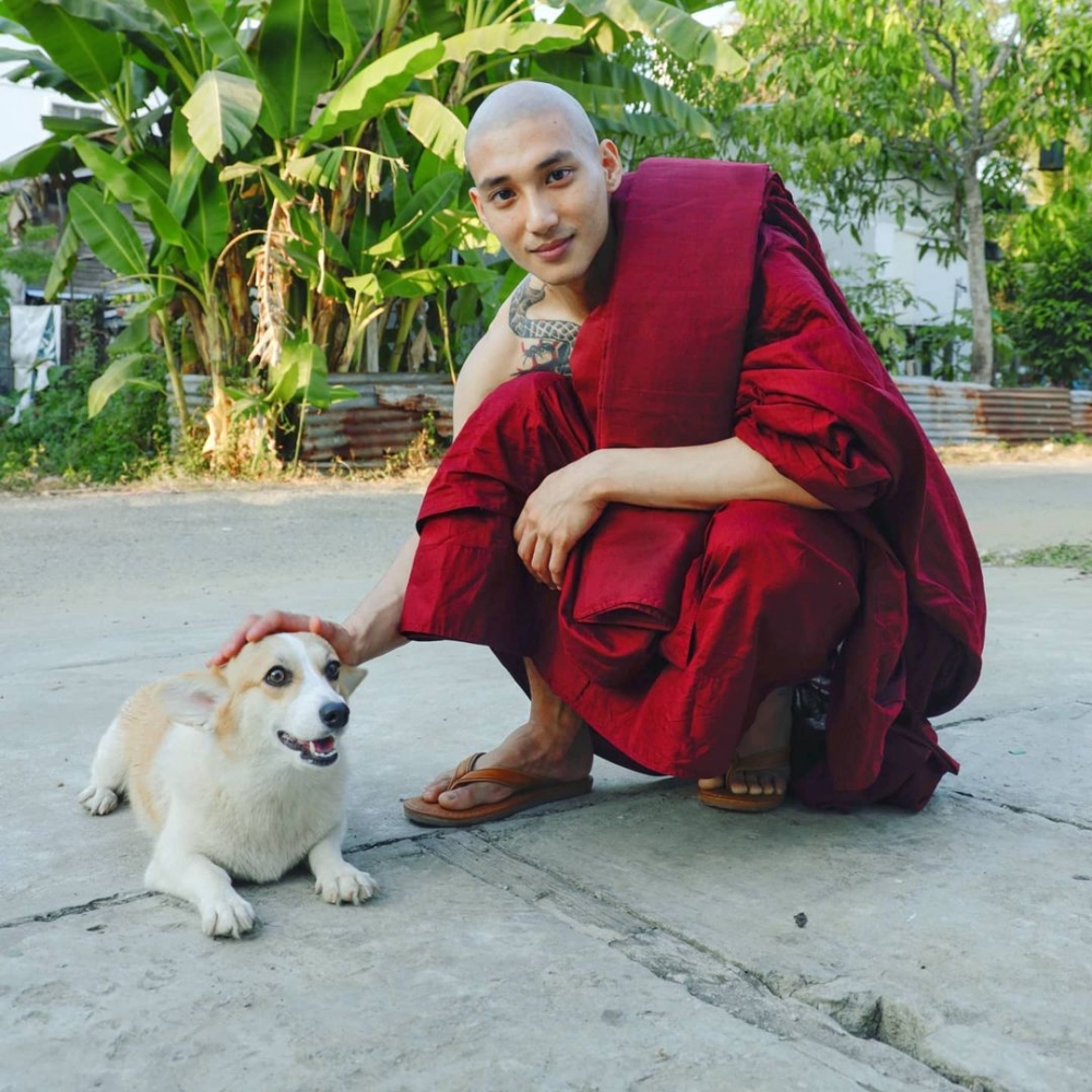 有fans封Paing Takhon為「地表最帥和尚」