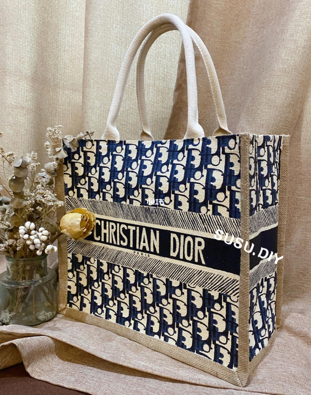 有網友完全還原Dior Book Tote經典款