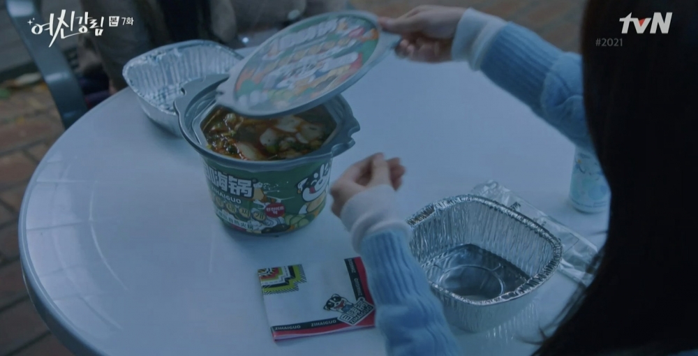 文佳煐同朴柔娜喺便利店度食嘢，但竟然係食大陸嘅自熱火鍋！