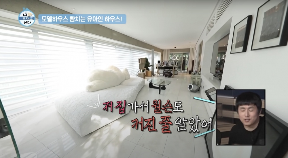 一樓係客廳、飯廳及廚房,仲有一間透明嘅 Wine room 可以望到庭園景色。