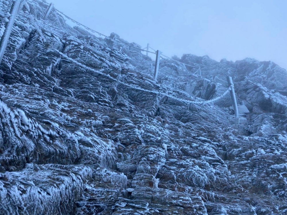 除咗海拔1000米以上高山之外,就連海拔僅800米嘅大屯山都有積雪