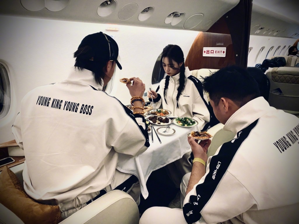 黃子韜帶埋旗下藝人徐藝揚一齊搭私人飛機