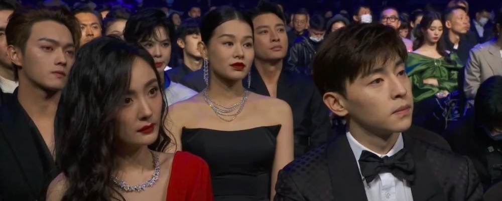 喺「時尚先生2020」頒獎禮上，貴為視后嘅胡杏兒僅被安排坐第二排