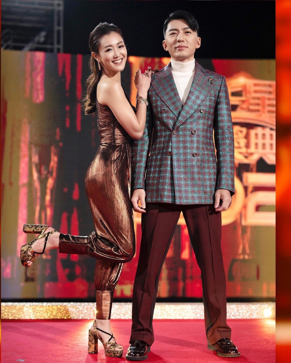 袁偉豪同老婆張寶兒出席《萬千星輝頒獎典禮》時，外貌卻成為焦點
