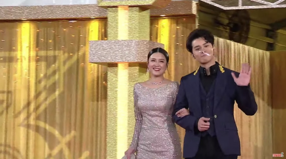 江嘉敏同何廣沛一齊行,佢以一襲肉色禮服出席盛會