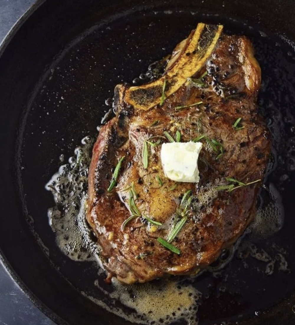 多食含有維他命 A、C、E 及酸性食物，可以中和血液嘅酸鹼度，保持人體內電解質平衡，有效預防靜電產生。