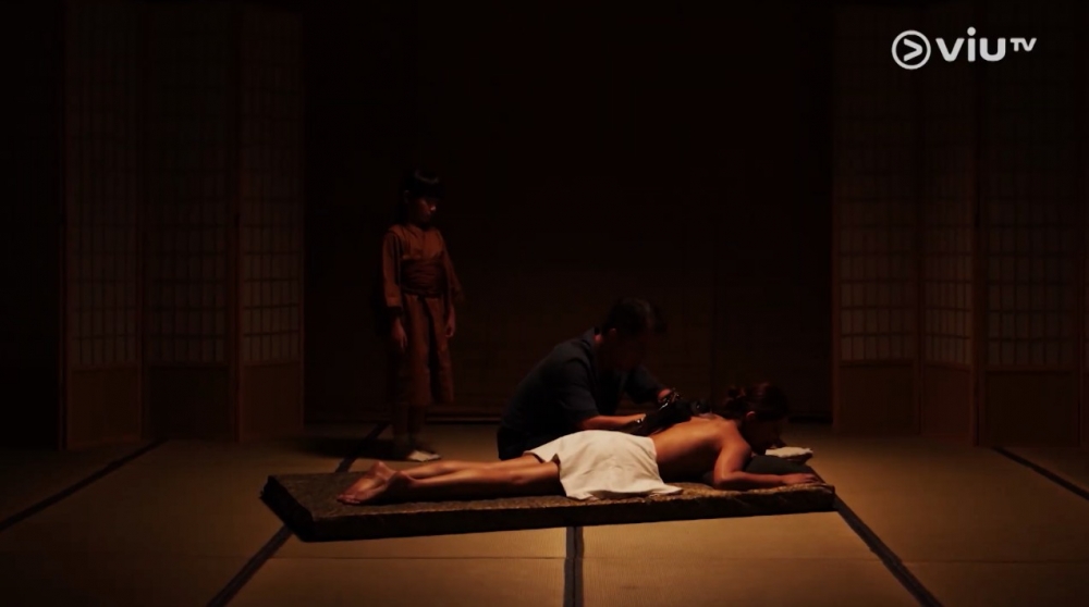 周秀娜更有一幕半裸紋身戲