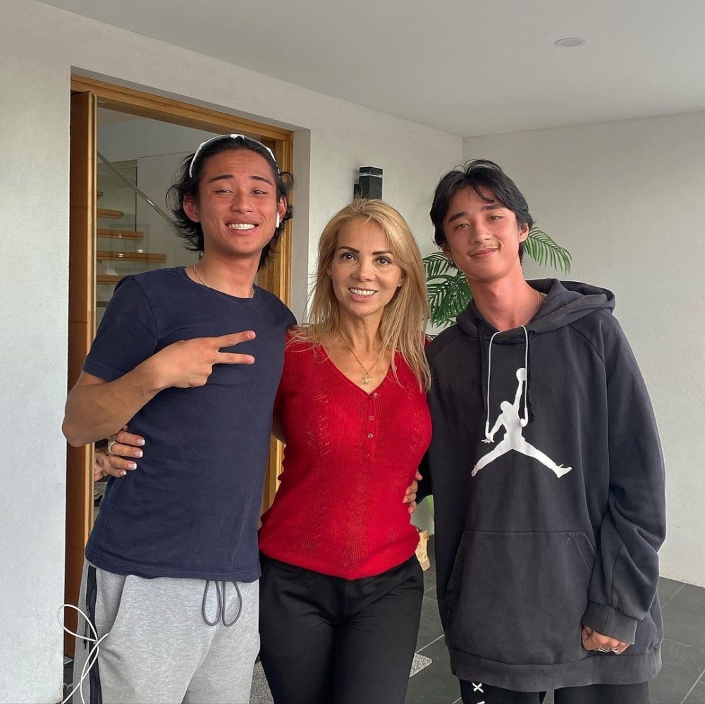 近日Matthew 15歲嘅近照曝光（最右）