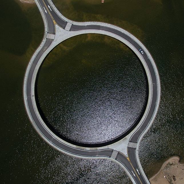 環狀設計同時亦有增強橋體強度、使駕駛者減速及安全性提高以及降低對生態嘅影響等效果