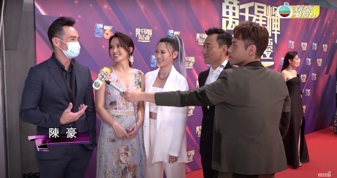 上月台慶陳豪都有戴醫用口罩,佢當時表示擔心安全問題,寧願犧牲樣貌換嚟安全