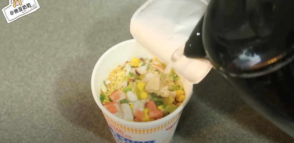 先將杯麵淥熟。