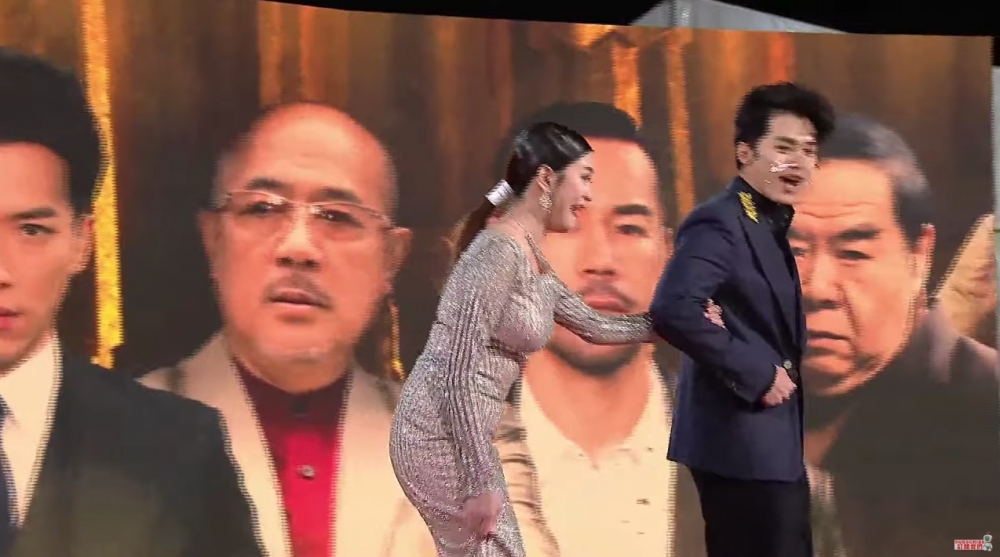 一俯身,腰間甚至有三節肉