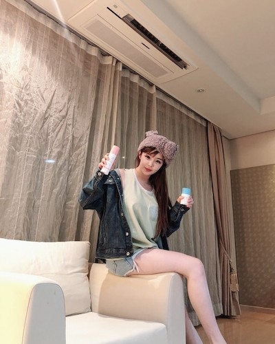 前 2NE1 成員朴春出道時身形苗條，五官精緻，有「韓國芭比」之稱。