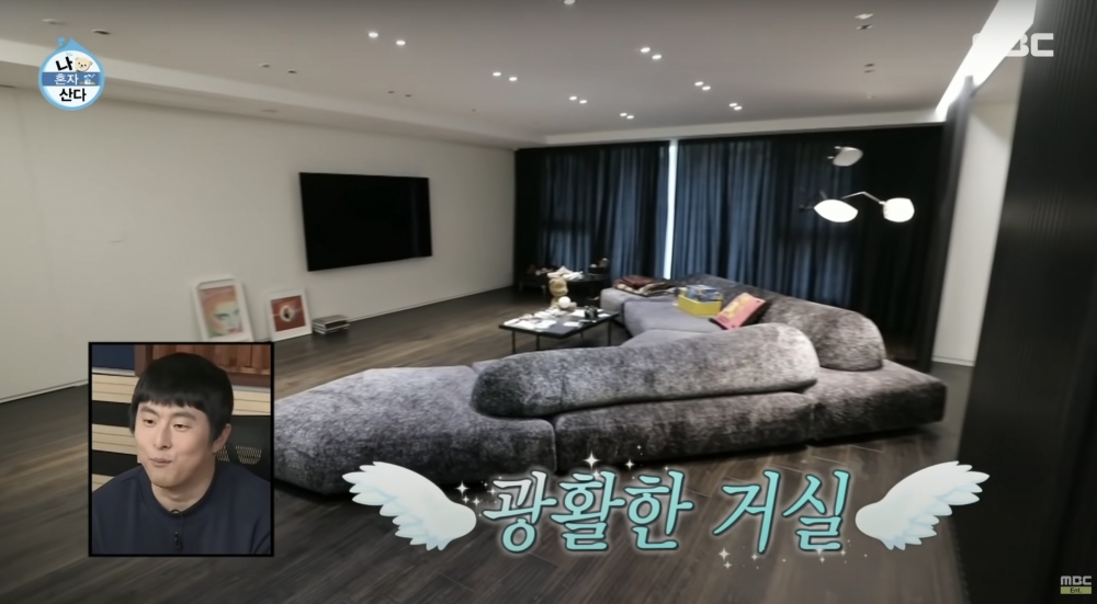 一入玄關,經過長長嘅走廊先到客廳,客廳擺咗一張 L 字型嘅巨型梳化。