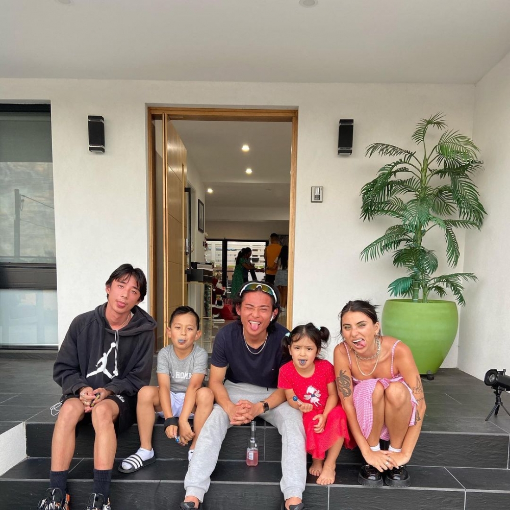 指Matthew（最左）同細個精靈萌樣相比嚴重走樣