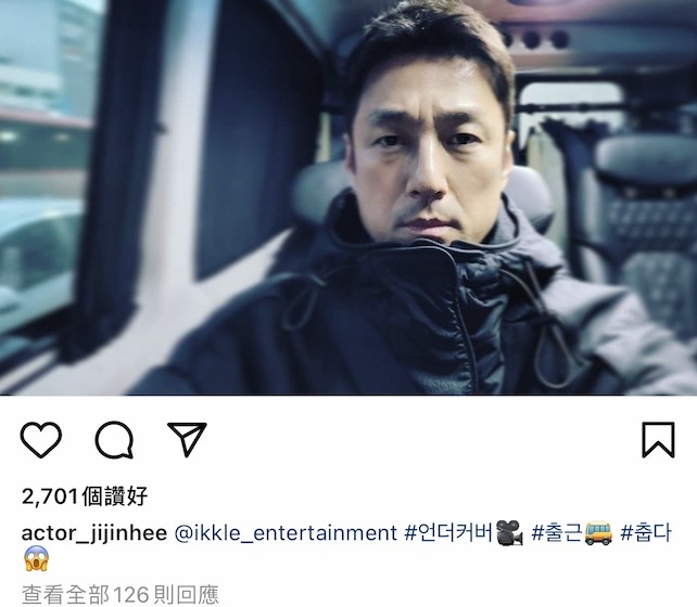 張張自拍都係喺車內影之餘，啲自拍無論係角度、表情都一模一樣，好似倒模咁，而且就連 Caption 都係一模一樣。