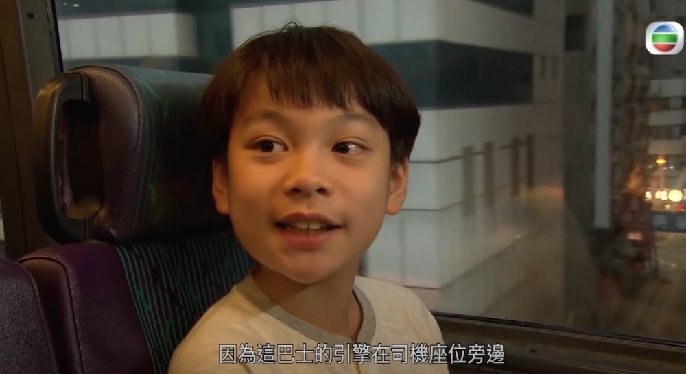 喺《堅離地愛堅離地》中羅梓龍飾演康華與李國麟兒子「王子駿」,係一個「巴士迷」,有唔少戲份。