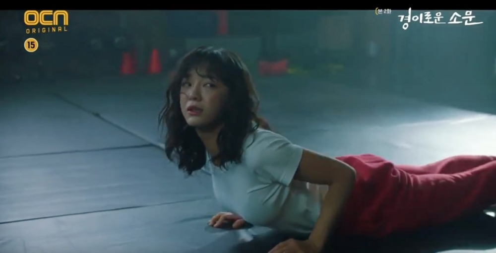 24 歲嘅金世正擁有甜美嘅臉孔，身材玲瓏浮凸，喺劇中同趙炳圭練習體能嘅一幕中就展現咗佢完美嘅身材。