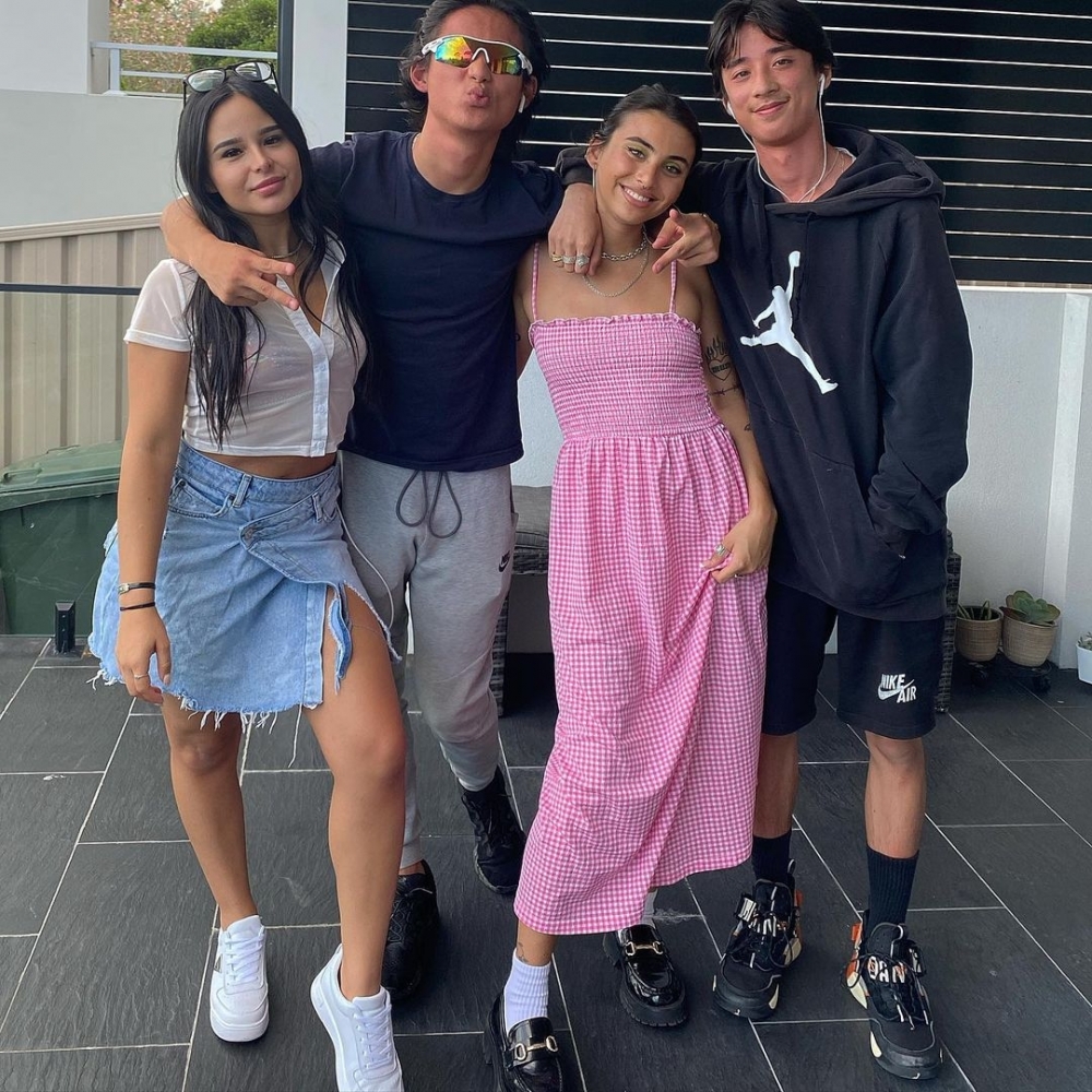 步入青春期嘅佢身高標升，身型亦變得瘦削