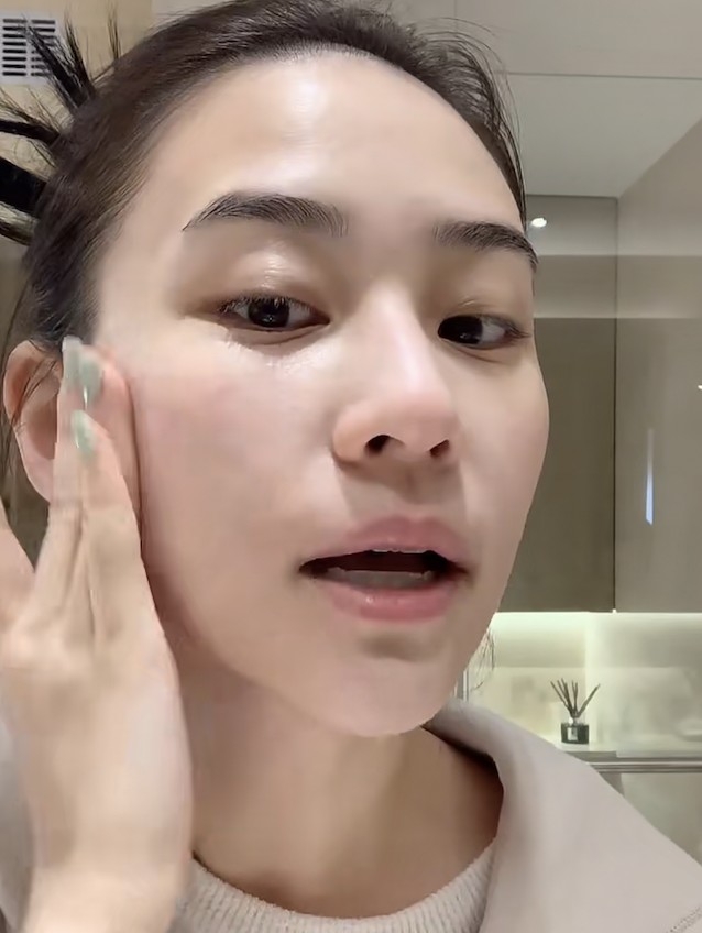 不過何超蓮呢個「賭王最美千金」嘅稱號絕對唔係浪得虛名,佢就算素顏都係咁靚!