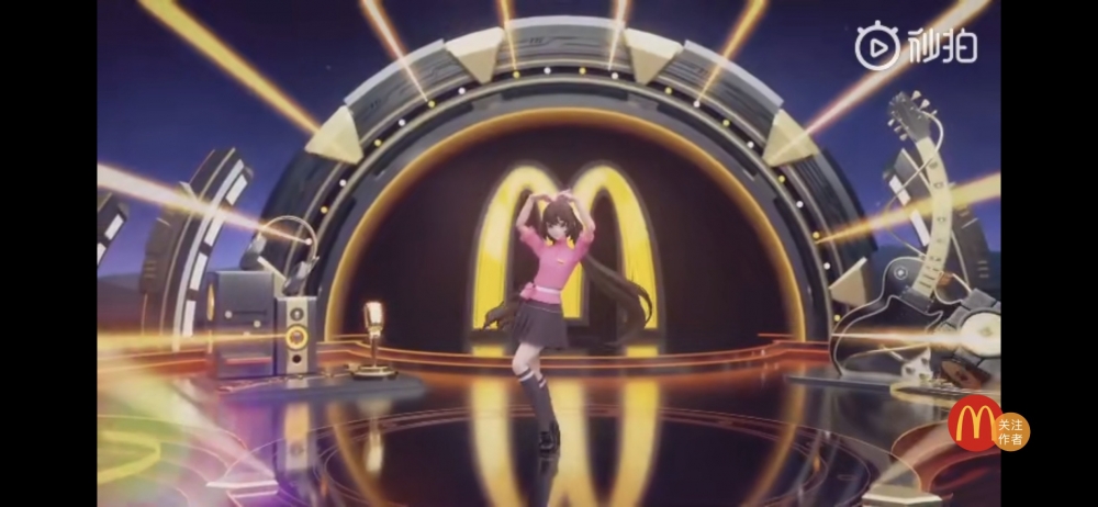 「開心姐姐」以全能唱跳偶像為人設，仲可以教小朋友跳舞、講故事。