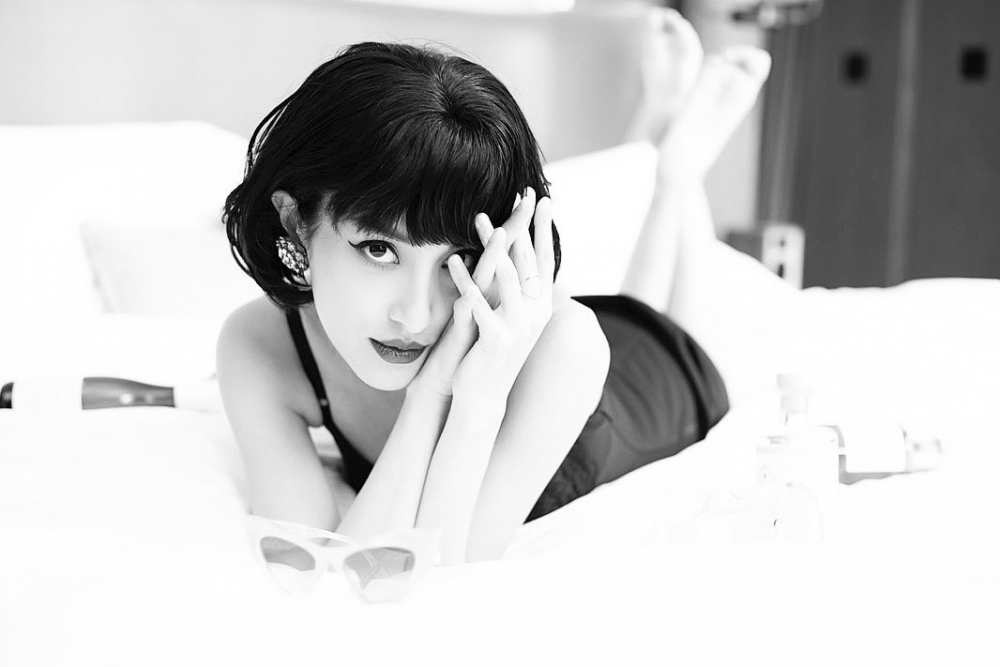 趴喺床上大擺 pose