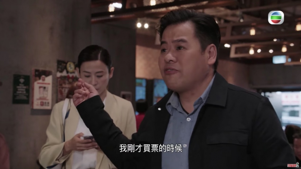宣萱去餐廳買早餐,排佢前面嘅食客係韋家雄飾演嘅「阿賢」