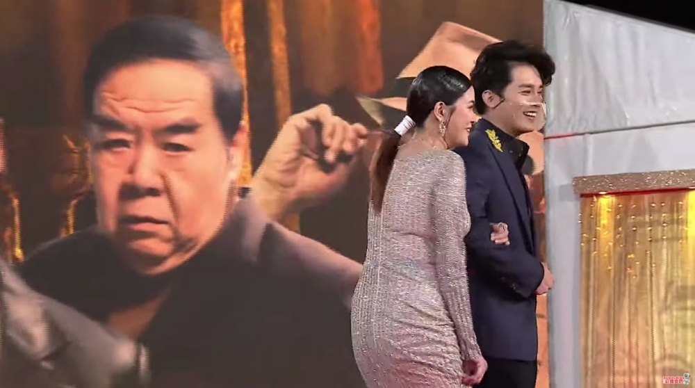 從側面、後面角度睇,江嘉敏身形顯得相當臃腫