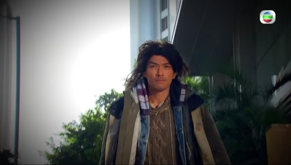 不過大小姐就發現送水輝因為鋒芒太勁,而激嬲咗龍敢威,所以決定將嘅送水輝變身成早年大陸嘅流浪漢網紅「犀利哥」,以此嚟減低其「電力」。