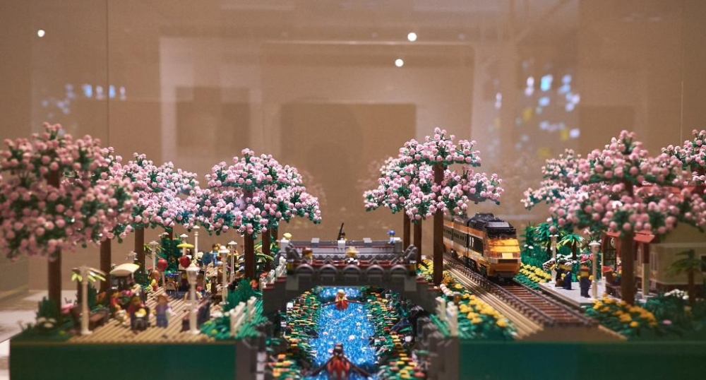 作品將世界各地嘅名勝古蹟同耳熟能詳嘅故事全部變成 lego 模型