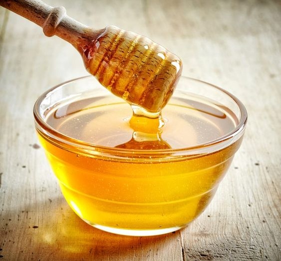蜂蜜相信係「潤喉聖物」，唔少人喉嚨唔舒服都會飲返杯蜂蜜水。