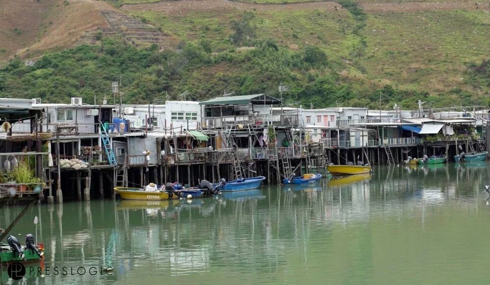 大澳係一個擁有百年歷史嘅漁村,位於大嶼山嘅西面,以海產、棚屋、殖民建築等著名