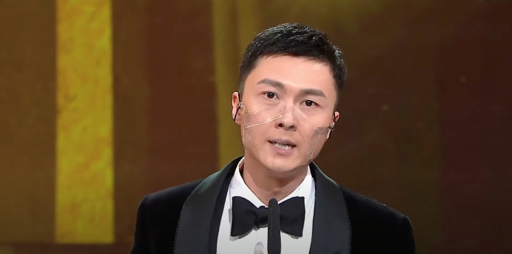 王浩信憑《踩過界 II》再度登上視帝寶座,佢喺台上發表感言時公開多謝老婆 Yoyo 陳自瑤,指佢悉心照顧女兒。